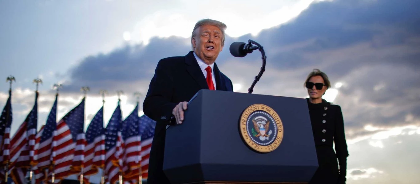 Συγκινητική η τελετή αποχώρησης του Ν.Τραμπ υπό τους ήχους του «My way» του Φ.Σινάτρα